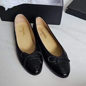 CHANEL Black Patent Leather Flats with Bow